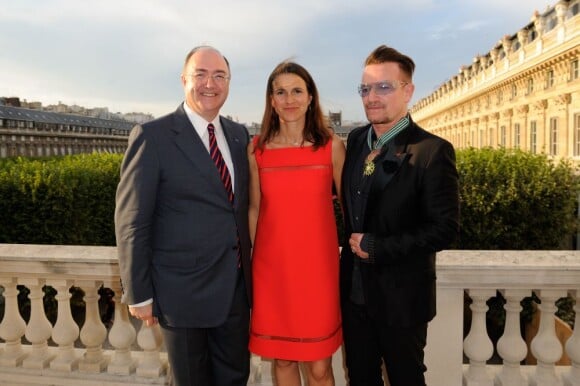 L'ambassadeur irlandais à Paris, Paul Kavanagh, Aurélie Filippetti et Bono au ministère de la Culture où Bono a reçu les insignes de Commandeur de l'ordre des Arts et des Lettres, à Paris le 16 juillet 2013.