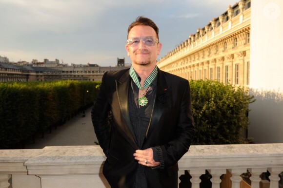 Bono au ministère de la Culture où il a reçu les insignes de Commandeur de l'ordre des Arts et des Lettres, à Paris le 16 juillet 2013.