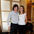 Cali et son épouse Caroline au ministère de la Culture où Bono a reçu les insignes de Commandeur de l'ordre des Arts et des Lettres, à Paris le 16 juillet 2013.