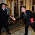 Bono et Jack Lang au ministère de la Culture où Bono a reçu les insignes de Commandeur de l'ordre des Arts et des Lettres, à Paris le 16 juillet 2013.