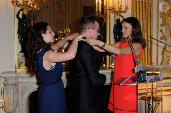 Bono au ministère de la Culture où il a reçu les insignes de Commandeur de l'ordre des Arts et des Lettres, à Paris le 16 juillet 2013.
