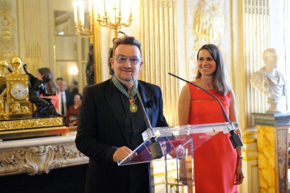 Bono au ministère de la Culture où il a reçu les insignes de Commandeur de l'ordre des Arts et des Lettres, à Paris le 16 juillet 2013.