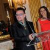 Bono au ministère de la Culture où il a reçu les insignes de Commandeur de l'ordre des Arts et des Lettres, à Paris le 16 juillet 2013.