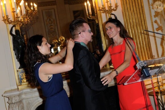 Bono au ministère de la Culture où il a reçu les insignes de Commandeur de l'ordre des Arts et des Lettres, à Paris le 16 juillet 2013.