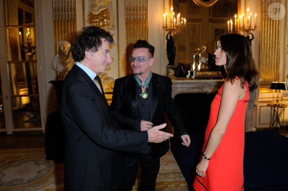 Bono au ministère de la Culture où il a reçu les insignes de Commandeur de l'ordre des Arts et des Lettres, à Paris le 16 juillet 2013.