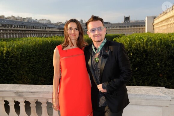 Bono et Aurélie Filippetti au ministère de la Culture où il a reçu les insignes de Commandeur de l'ordre des Arts et des Lettres, à Paris le 16 juillet 2013.
