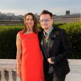Bono et Aurélie Filippetti au ministère de la Culture où il a reçu les insignes de Commandeur de l'ordre des Arts et des Lettres, à Paris le 16 juillet 2013.