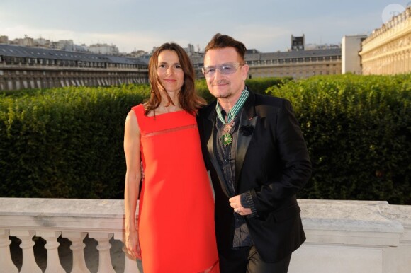 Bono et Aurélie Filippetti au ministère de la Culture où il a reçu les insignes de Commandeur de l'ordre des Arts et des Lettres, à Paris le 16 juillet 2013.
