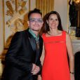 Bono et Aurélie Filippetti au ministère de la Culture où il a reçu les insignes de Commandeur de l'ordre des Arts et des Lettres, à Paris le 16 juillet 2013.