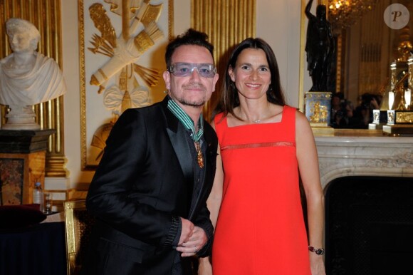 Bono et Aurélie Filippetti au ministère de la Culture où il a reçu les insignes de Commandeur de l'ordre des Arts et des Lettres, à Paris le 16 juillet 2013.