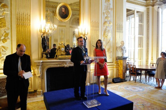Bono et Aurélie Filippetti au ministère de la Culture où il a reçu les insignes de Commandeur de l'ordre des Arts et des Lettres, à Paris le 16 juillet 2013.