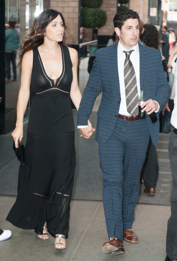 Jason Biggs et sa compagne Jenny Mollen à New York le 25 juin 2013.