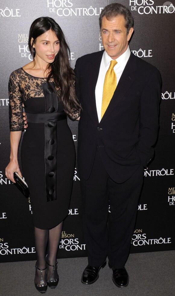 Mel Gibson et Oksana Grogorieva à Paris le 4 février 2010.
