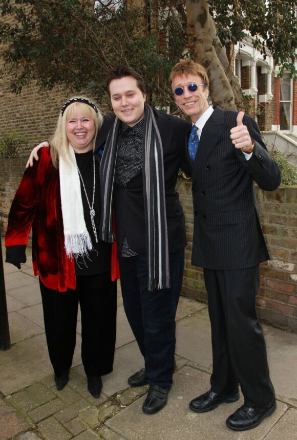 Dwina Gibb, RJ Gibb et Robin Gibb à Londres, le 6 mars 2011.