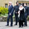 Barry Gibb, Robin-John Gibb et Dwina Gibb aux funérailles de Robin Gibben Angleterre, le 8 juin 2012.