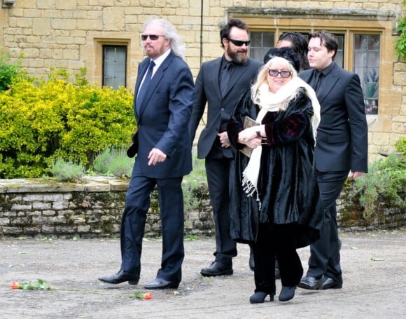 Barry Gibb, Robin-John Gibb et Dwina Gibb aux funérailles de Robin Gibben Angleterre, le 8 juin 2012.