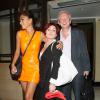 Nicole Scherzinger quittant l'hôtel Dorchester de Londres en compagnie de Louis Walsh et de Sharon Osbourne, le mercredi 17 juillet 2013.
