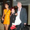 Nicole Scherzinger quittant l'hôtel Dorchester de Londres en compagnie de Louis Walsh et de Sharon Osbourne, le mercredi 17 juillet 2013.