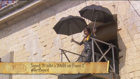 Danièle Evenou affronte le vide dans l'épreuve des parapluies dans Fort Boyard, samedi 20 juillet 2013 sur France 2