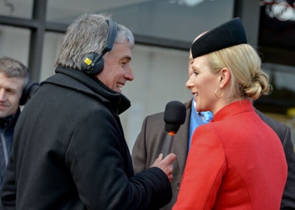 John Inverdale interroge Zara Phillips lors du Ladies Day Cheltenham Festival le 13 mars 2013
