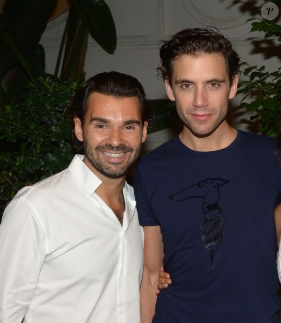 Le chanteur Mika et Antoine Chevanne (propriétaire de l'établissement) lors de la private party du Byblos de Saint-Tropez, le 18 juillet 2013.