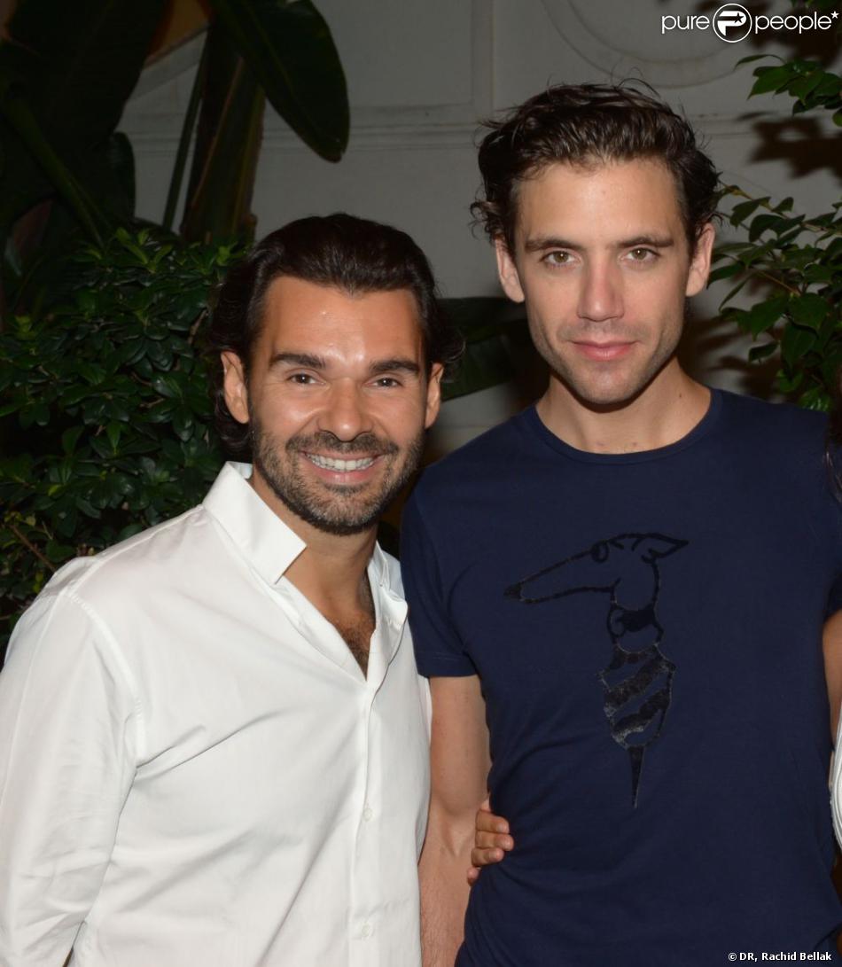 Le chanteur Mika et Antoine Chevanne (propriétaire de l&#039;établissement) lors de la private party du Byblos de Saint-Tropez, le 18 juillet 2013.