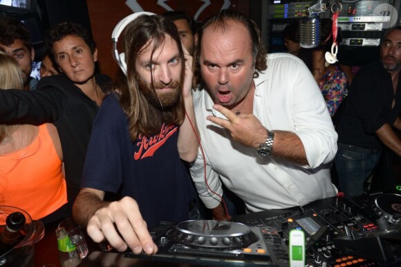 Les DJ Breakbot et Jack.E au côté de Valérie Boukobza lors de la private party du Byblos de Saint-Tropez, le 18 juillet 2013.