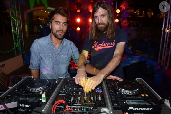 Les DJ Breakbot et Irfane lors de la private party du Byblos de Saint-Tropez, le 18 juillet 2013.