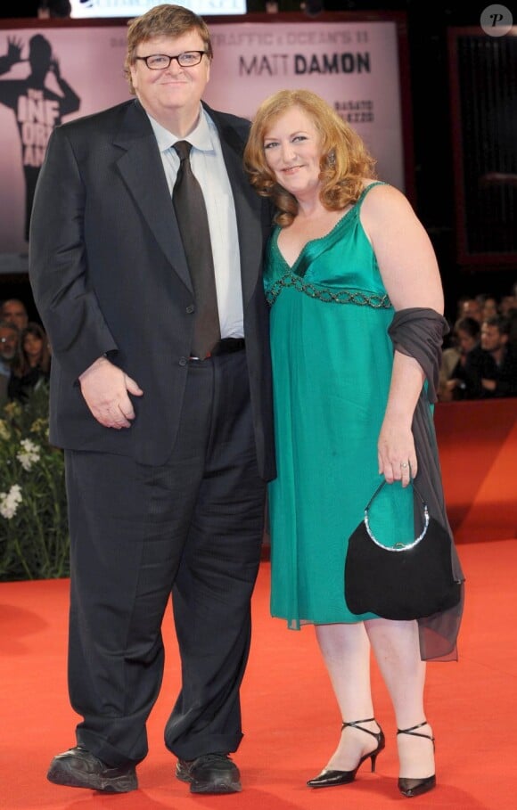 Michael Moore et Kathleen Glynn à la montée des marches du film Capitalism : A Love Story, à Venise 2009.