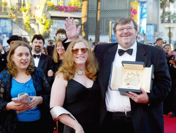 Michael Moore, sa femme Kathleen et leur fille Natalie à Cannes 2004 avec le Prix du 55e Festival de Cannes.