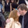 Michael Moore embrasse sa femme Kathleen Glynn à Cannes en 2004.