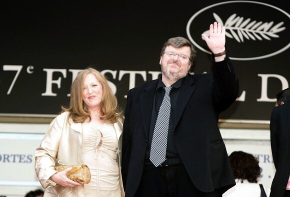 Michael Moore et sa femme productrice Kathleen Glynn, ici à Cannes en 2004, divorcent après 21 ans de mariage !