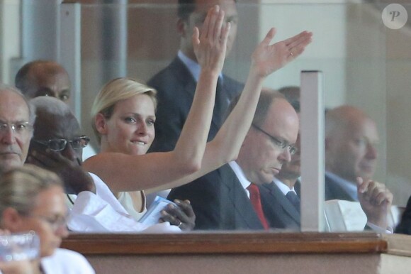 La princesse Charlene emballé par le spectacle du meeting Herculis, dixième étape de la Golden League, au Stade Louis II de Monaco, le 19 juillet 2013 au côté de son époux le prince Albert