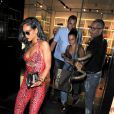 La chanteuse Rihanna est allée faire une séance de shopping privée de 3 heures chez Roberto Cavalli à Londres, le 19 juillet 2013.