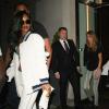 La chanteuse Rihanna quitte son hôtel avec Cara Delevingne, à Londres, le 19 juillet 2013.