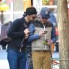 Le comédien Jesse Tyler Ferguson et son mari Justin Mikita dans les rues de New York le 6 mai 2013.
