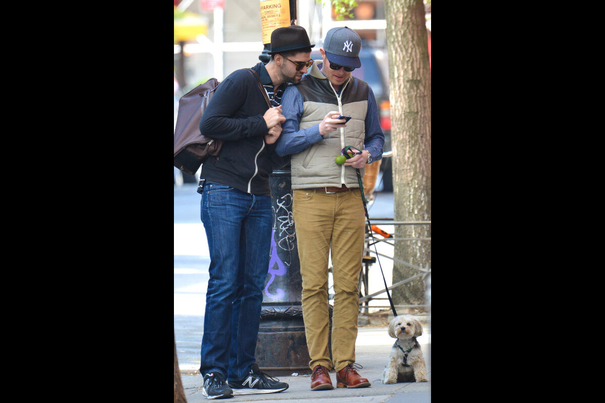 Photo : Le comédien Jesse Tyler Ferguson et son mari Justin Mikita dans les  rues de New York le 6 mai 2013. - Purepeople