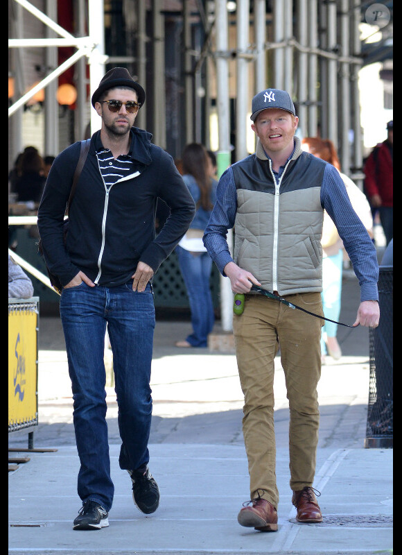 Jesse Tyler Ferguson et Justin Mikita dans les rues de New York le 6 mai 2013.