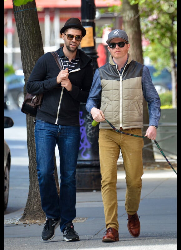 Jesse Tyler Ferguson et son mari Justin Mikita dans les rues de New York le 6 mai 2013.