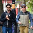 Jesse Tyler Ferguson et son mari Justin Mikita dans les rues de New York le 6 mai 2013.