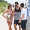 Irina Shayk se détend sur une plage de Miami avec un ami. Le 21 juillet 2013.