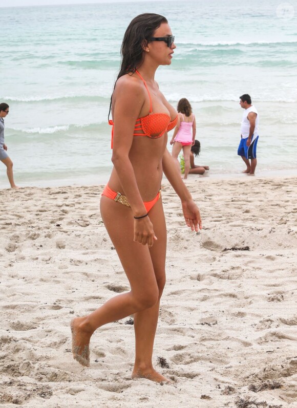 Irina Shayk, superbe dans son bikini orange Beach Bunny sur une plage de Miami, le 21 juillet 2013.