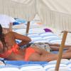 Irina Shayk se détend sur une plage de Miami avec un ami. Le 21 juillet 2013.