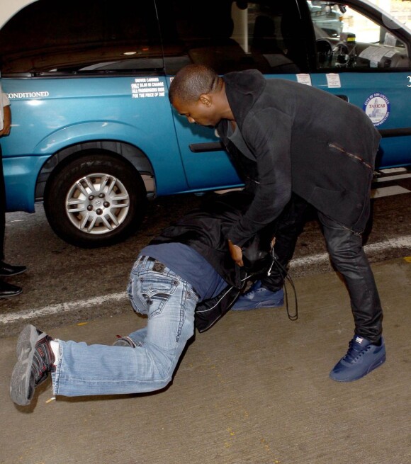 Kanye West en pleine altercation avec un photographe à son arrivée à l'aéroport de Los Angeles. Le 19 juillet 2013.