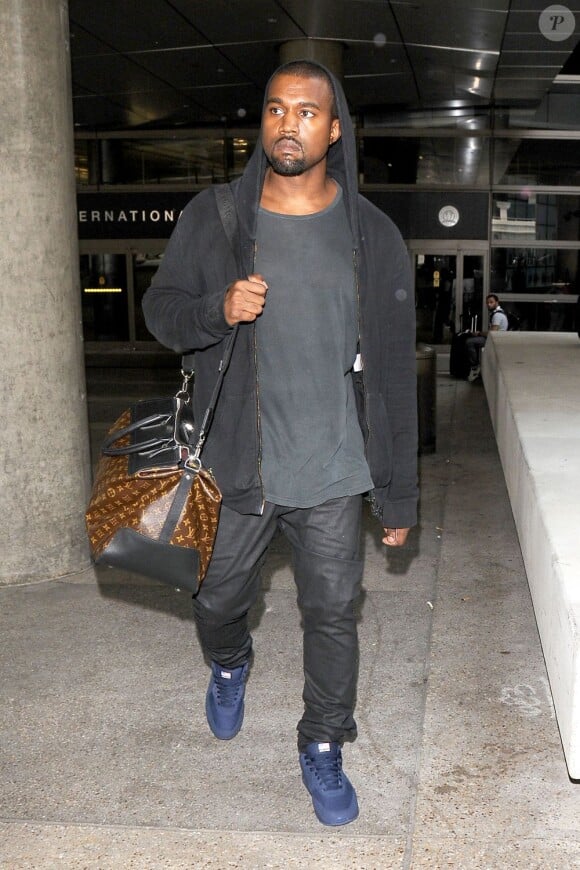 Kanye West arrive à l'aéroport de Los Angeles, le 19 juillet 2013.