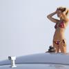 Bar Refaeli profite de vacances à bord d'un yacht avec ses amis. Formentera, en Espagne, le 21 juillet 2013.