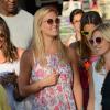 Bar Refaeli touche terre à Ibiza, toujours accompagnée de ses amies. Le 21 juillet 2013.