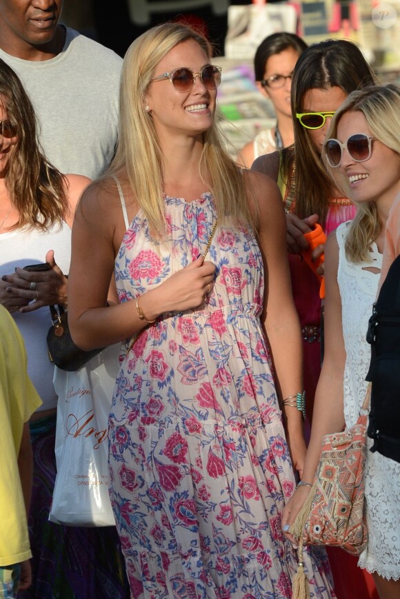 Bar Refaeli touche terre à Ibiza, toujours accompagnée de ses amies. Le 21 juillet 2013.