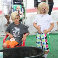 Gwen Stefani : Ses fils Kingston et Zuma, amis des animaux devant leur nounou