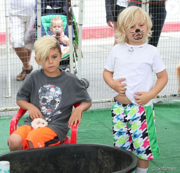Zuma et Kingston passent leur dimanche au Farmers' Market avec leur nounou, dans le quartier de Studio City. Le 21 juillet 2013.
